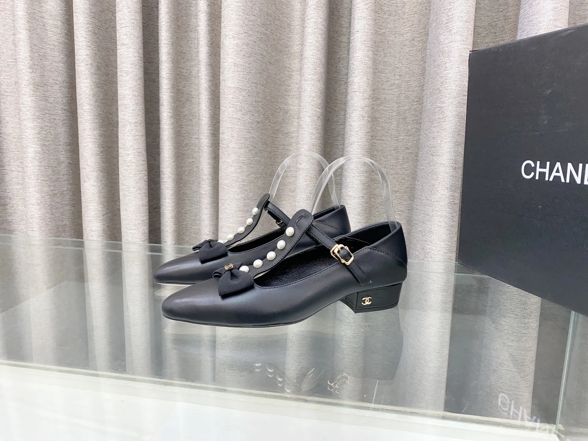 👟👟Ex-factory price 620👟👟 25Ss new spring and summer Chanel small fragrant pearl bow Mary Jane shoes. The cute bow decoration is playful and elegant ~ the upper is decorated with pearls, full of exquisiteness, and you can walk properly and beautifully! It's 100% sweet and so beautiful that you can't take your eyes away. It's comfortable and not tiring for your feet. It lengthens your leg lines! Have beauty and wear it with your own style and attitude! Upper: Lambskin Lining: Lambskin lining Sole: Italian genuine leather sole Size: 35-39 (40, 41 customizations are not returnable)